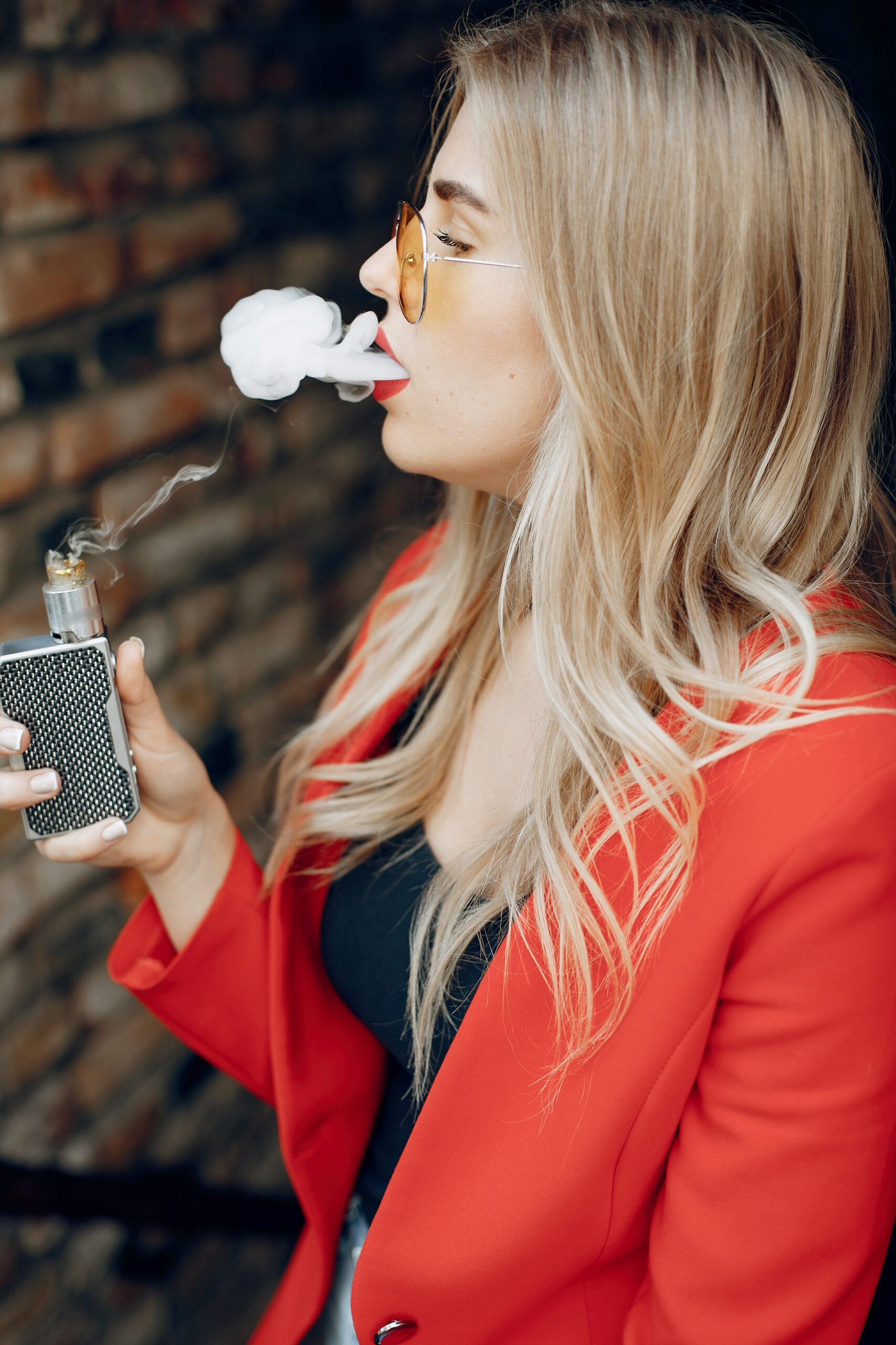 Smoke & Vape Facts 2025 – Trends, Risks & Safe Use